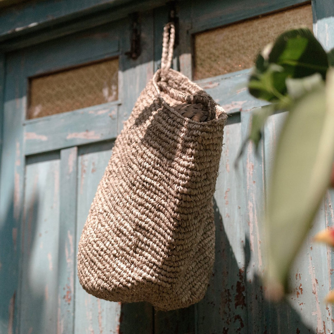 Wandmand UTARA Hangende opbergmand gemaakt van Raffia