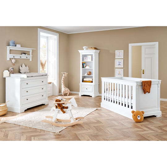 Startset 'Emilia' breed, incl. wandplank
3 delen: ledikant, brede commode, wandplank